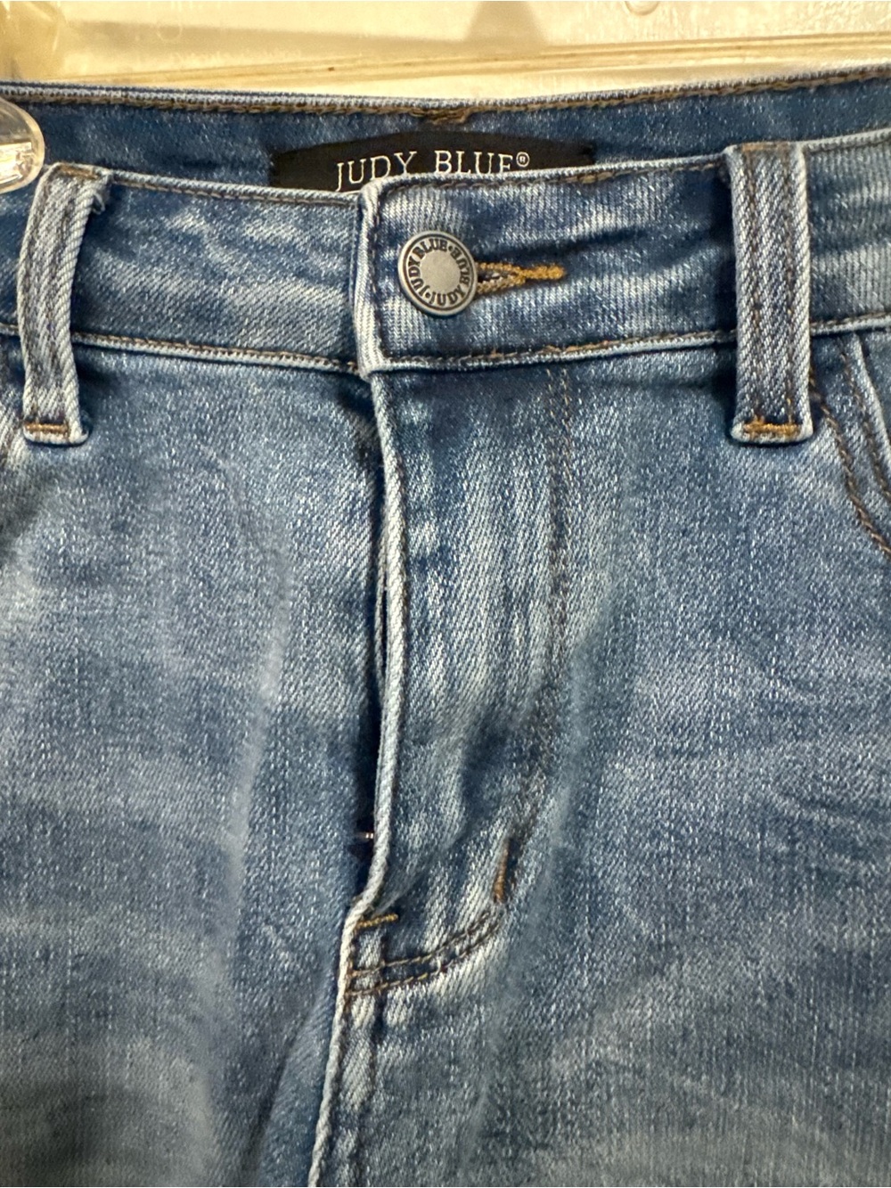 Women’s Medium Wash Denim Shorts Judy Blue Frayed Hem & Distressed Size Medium - Picture 2 of 8